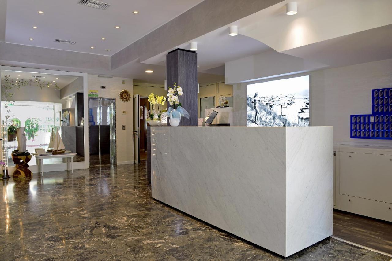 Hotel Colorado Lignano Sabbiadoro Kültér fotó