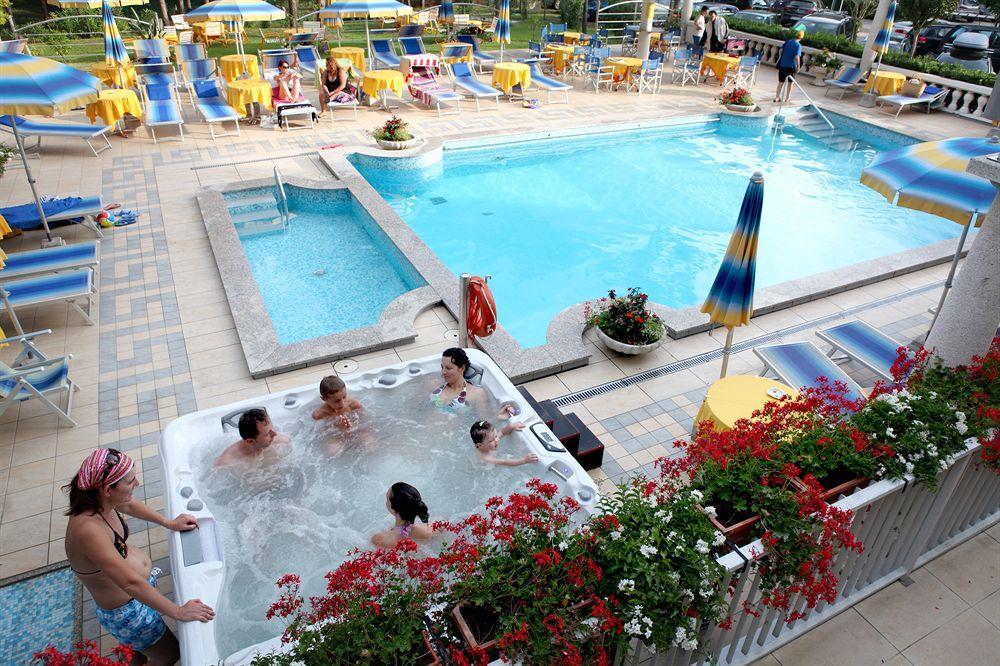 Hotel Colorado Lignano Sabbiadoro Kültér fotó