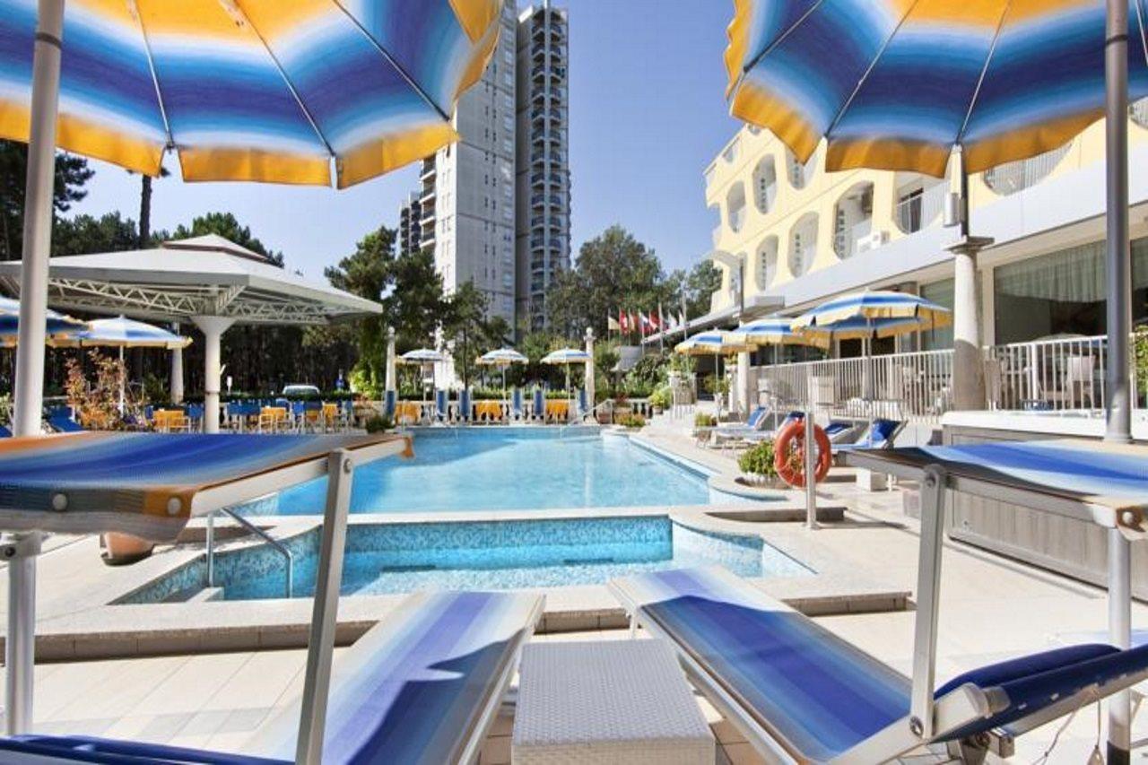 Hotel Colorado Lignano Sabbiadoro Kültér fotó