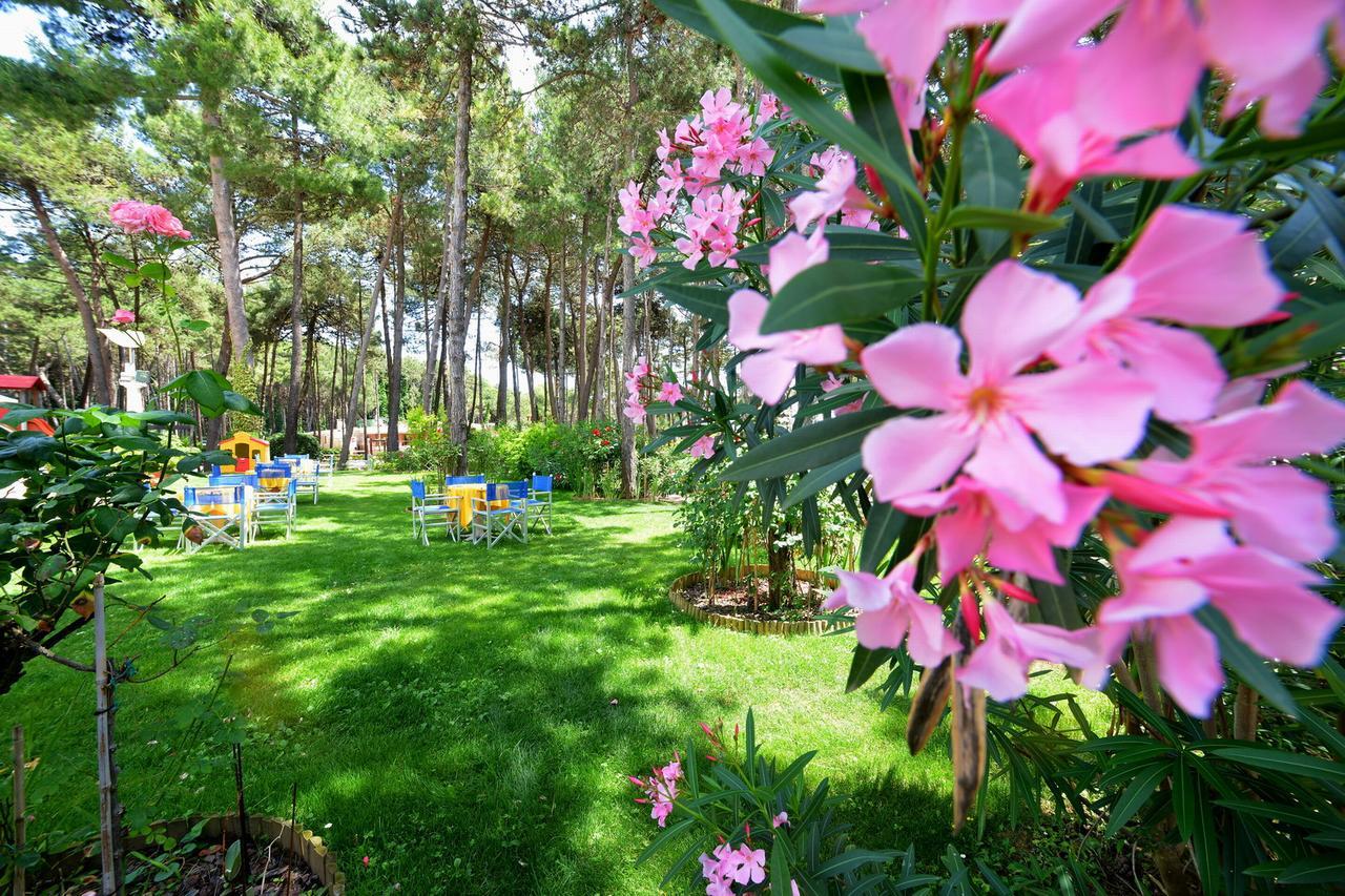 Hotel Colorado Lignano Sabbiadoro Kültér fotó