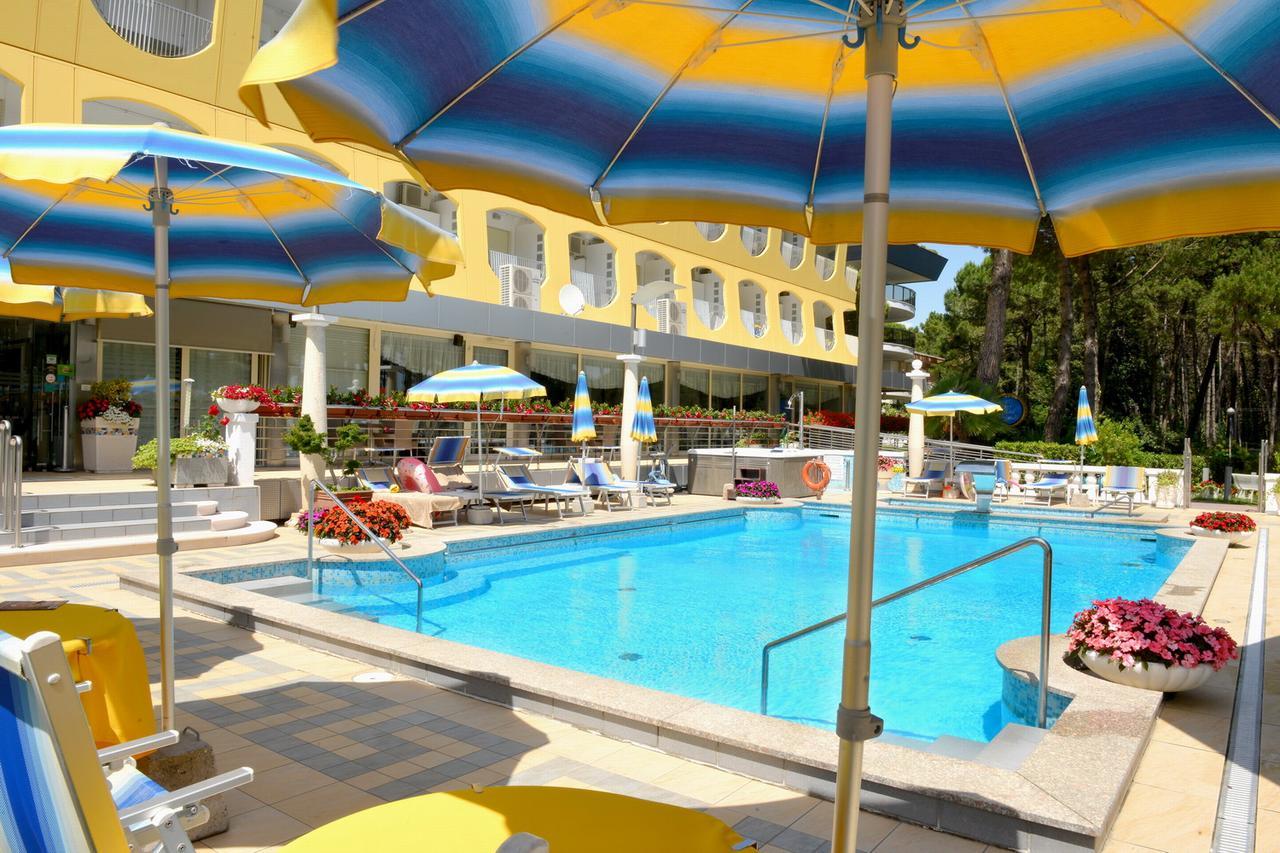 Hotel Colorado Lignano Sabbiadoro Kültér fotó